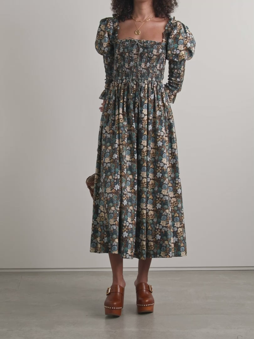 Crafted from breathable organic cotton-voile, DÔEN's Bijou dress showcases the label's signature Bleu Arbor Floral print. The smocked bodice provides gentle structure, while voluminous puffed sleeves trimmed with elastic offer styling versatility—wear them on or off the shoulder for effortless transitions from day to evening. A refined midi silhouette that balances comfort with understated elegance.